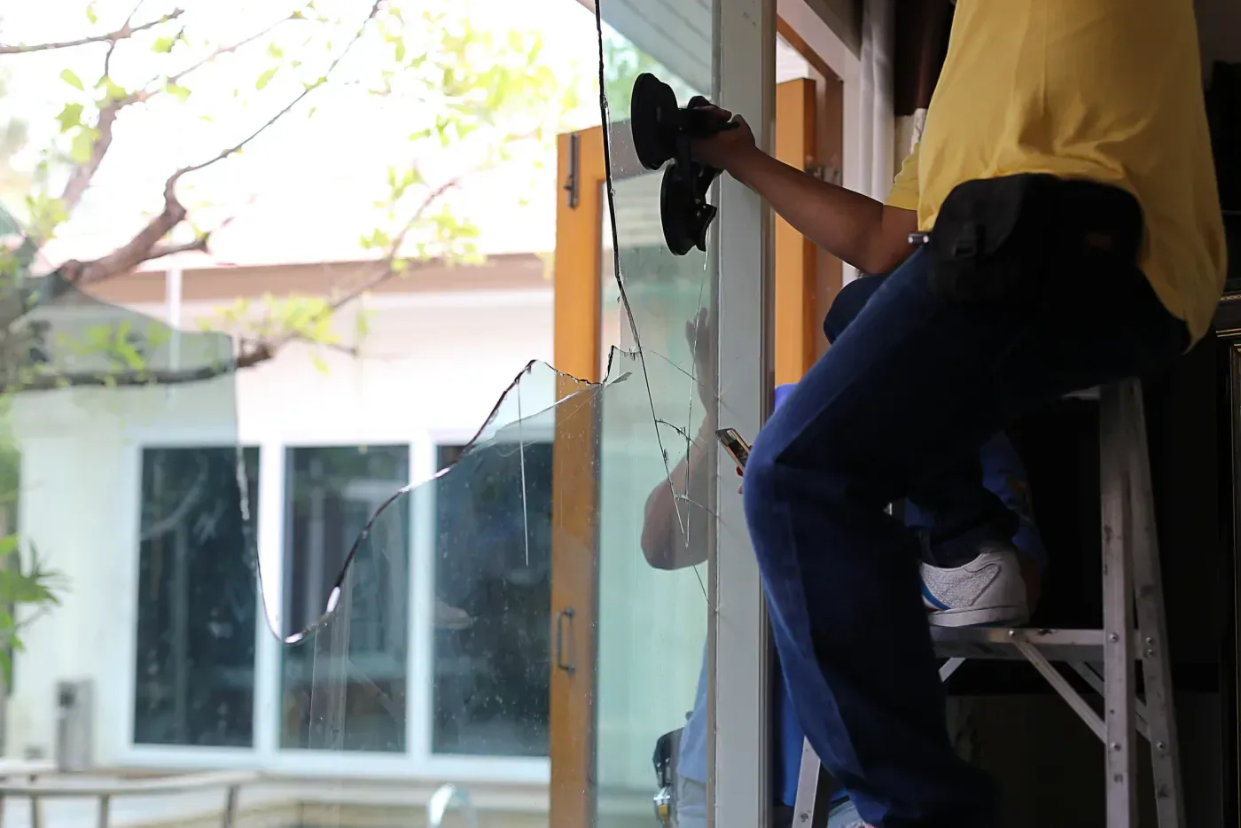 Dépose d'un vitrage cassé à la ventouse lors d'un dépannage vitrerie